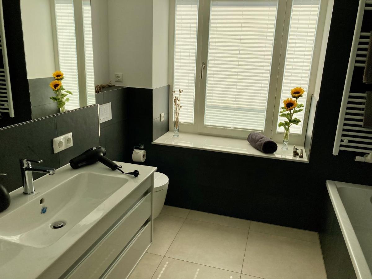 Ein Katzensprung Zum - 3 Zi, 2 Baeder, Balkon Appartement Binz